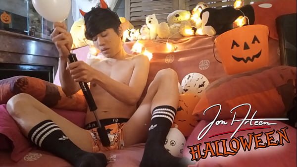 Halloween Jon Arteen pumps up balloons and ends up pumping his cock until he ejaculates his cum all over himself Ahegao